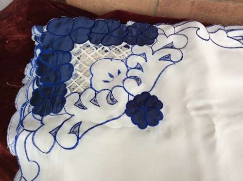 A NEW Large Blue and Cream Tablecloth, Measurements : 270 x 175cm.