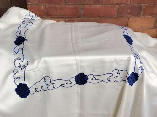 A NEW Large Blue and Cream Tablecloth, Measurements : 270 x 175cm.