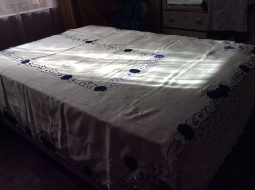 A NEW Large Blue and Cream Tablecloth, Measurements : 270 x 175cm.