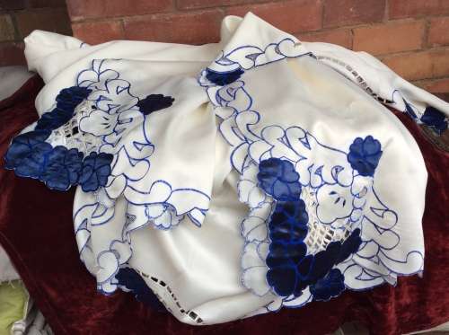 A NEW Large Blue and Cream Tablecloth, Measurements : 270 x 175cm.