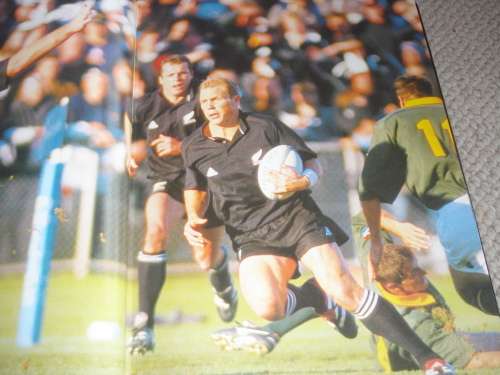 SCARCE BOOK " SEASONS OF GOLD " SIGNED BY ALL BLACKS STAR JEFF WILSON-READ POSTAGE BELOW
