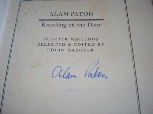 VERY SCARCE AFRICANA " KNOCKING ON THE DOOR " SIGNED BY ALAN PATON !!!!