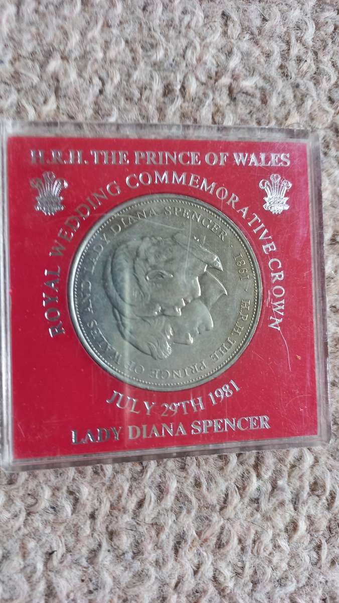 LADY DI 1981 COMMEMORATIVE CROWN MEDALLION IN ORIGINAL BOX !!