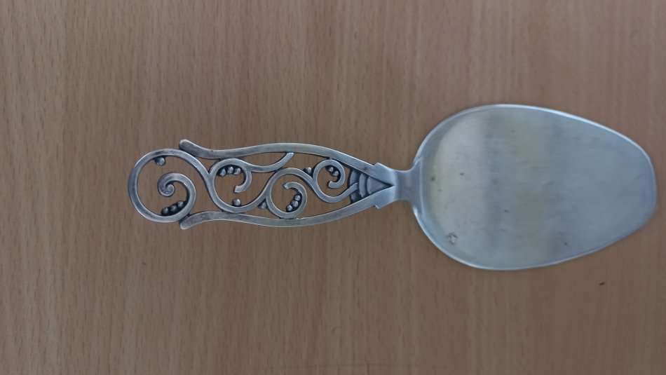 BEAUTIFUL  THREE HALLMARED SILVER TATR/CAKE LIFTER 59grams !!!