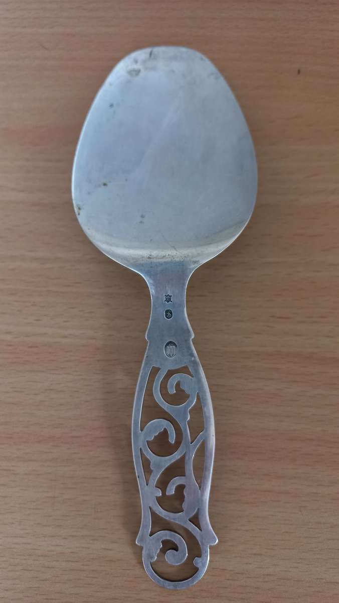 BEAUTIFUL  THREE HALLMARED SILVER TATR/CAKE LIFTER 59grams !!!