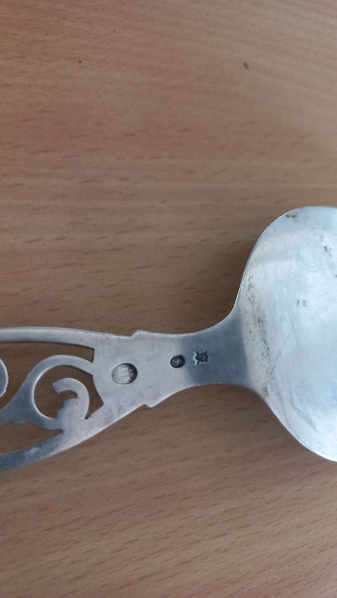 BEAUTIFUL  THREE HALLMARED SILVER TATR/CAKE LIFTER 59grams !!!