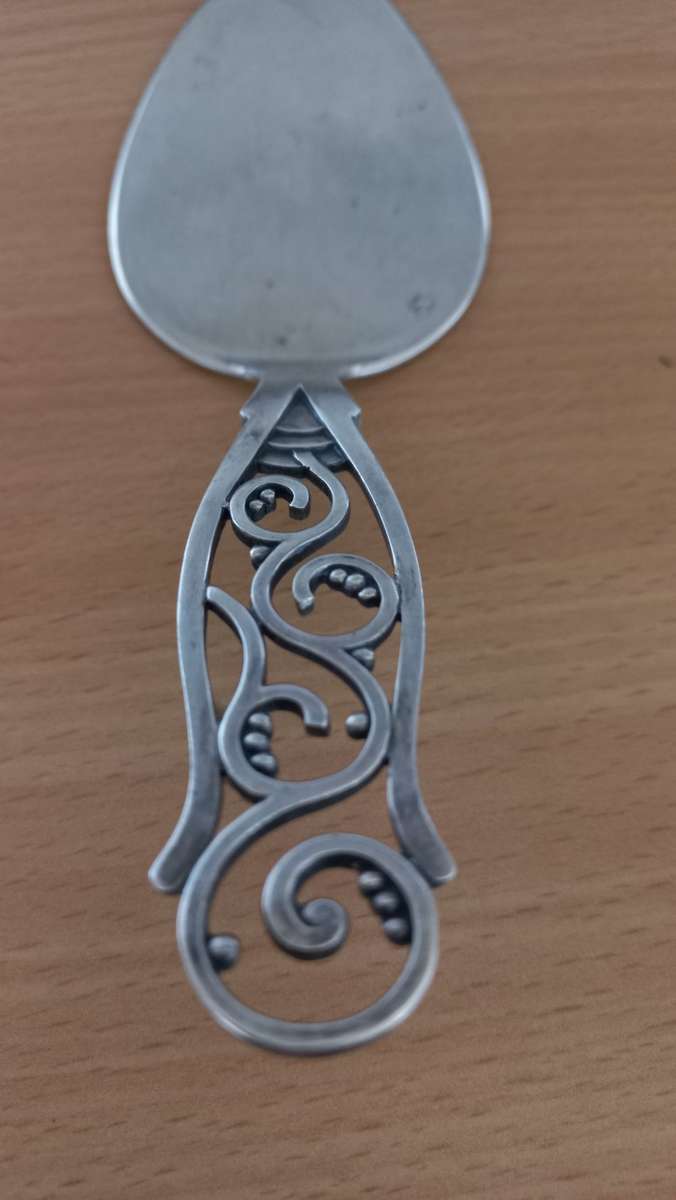 BEAUTIFUL  THREE HALLMARED SILVER TATR/CAKE LIFTER 59grams !!!