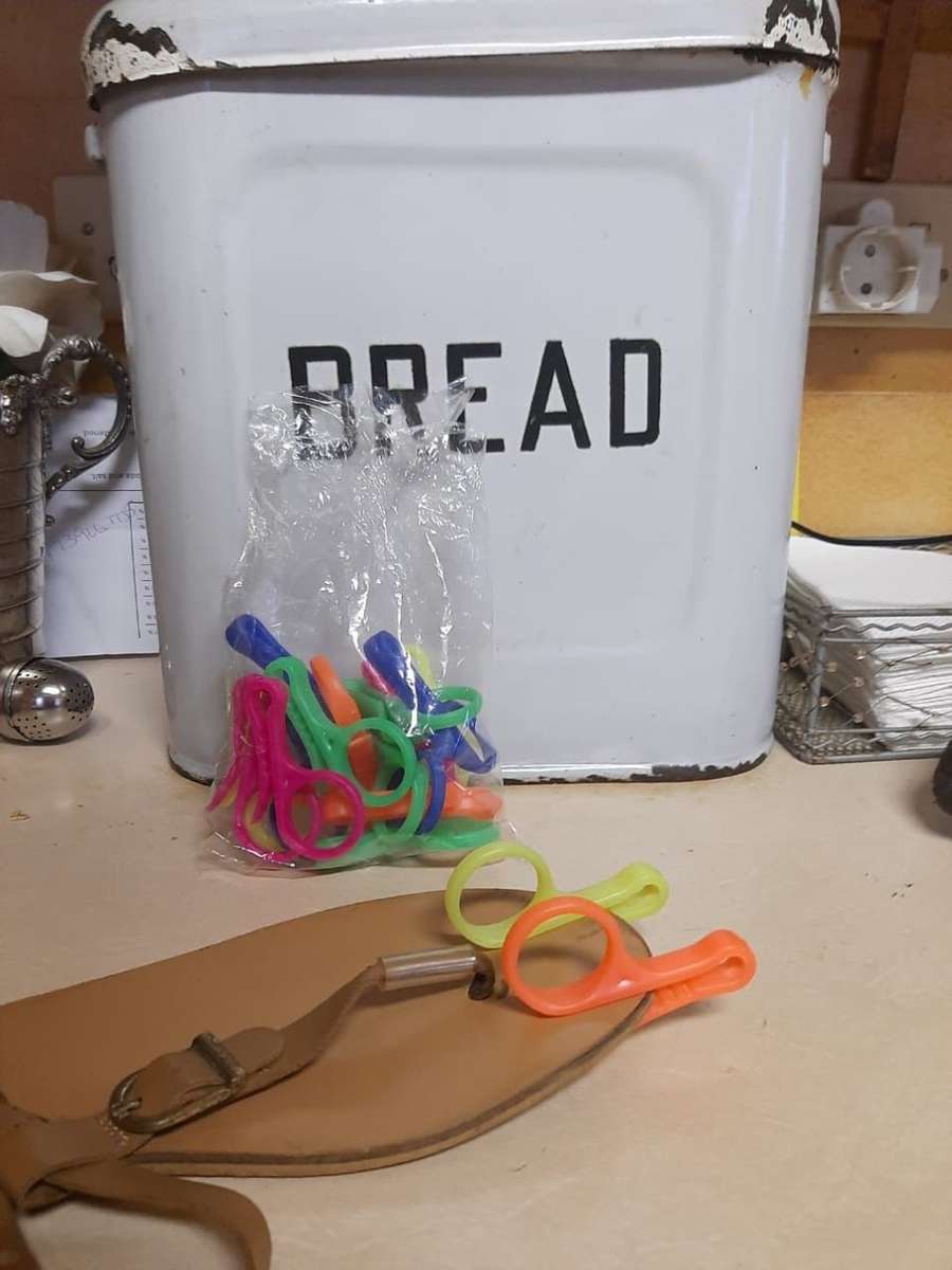 RECYCLED PLASTIC      PELI PEG    NO MORE CLOTHES STAINS-MANY MANY USES -SEE DETAILS BELOW