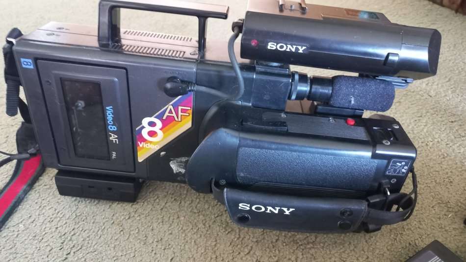 SONY CAM CORDER AF8 IN GOOD CONDITION-THREE BATTERIES