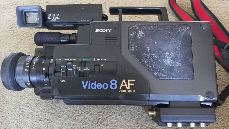 SONY CAM CORDER AF8 IN GOOD CONDITION-THREE BATTERIES