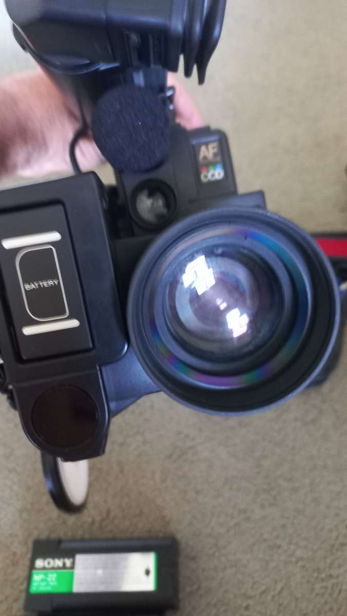 SONY CAM CORDER AF8 IN GOOD CONDITION-THREE BATTERIES