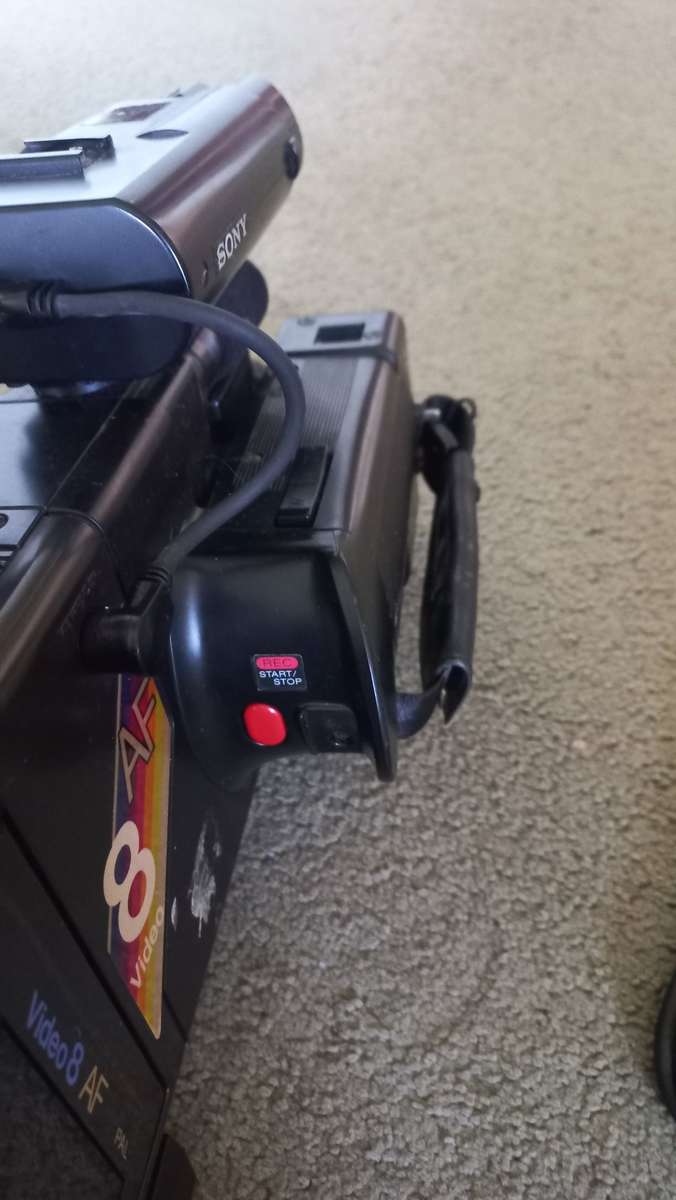 SONY CAM CORDER AF8 IN GOOD CONDITION-THREE BATTERIES