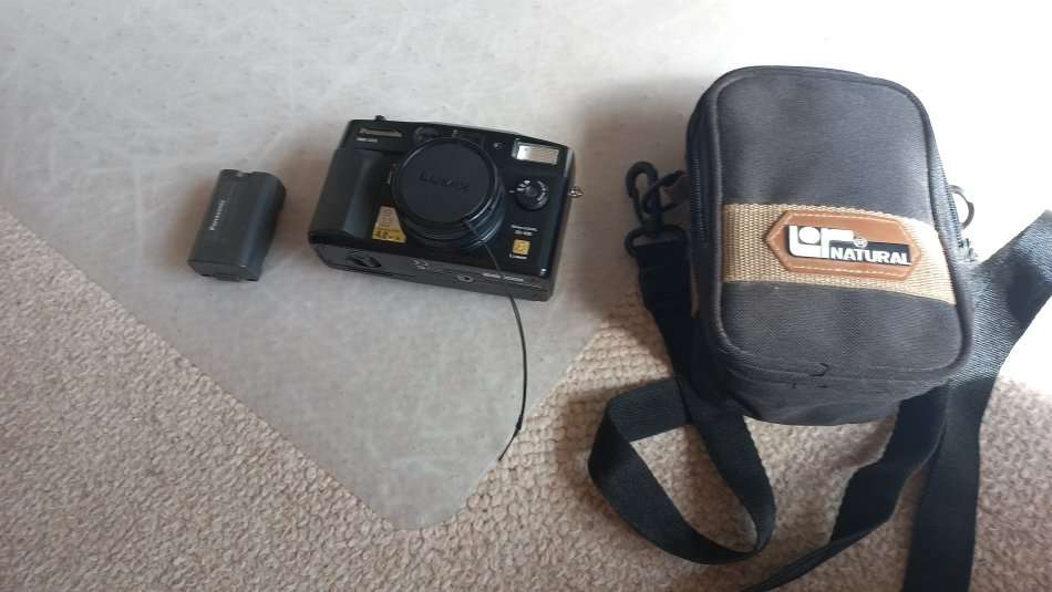 VERY CLEAN PANASONIC DMC-LC5 LUMIX CAMERA PLUS BATTERY AND QUALITY DOUBLE ZIP CASE SEE BELOW