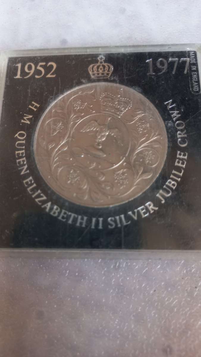 THE SCARCE ORIGINAL  ABOUT 28gram 1977 SILVER JUBILEE MEDALLION WHICH HAS SILVER CONTENTS