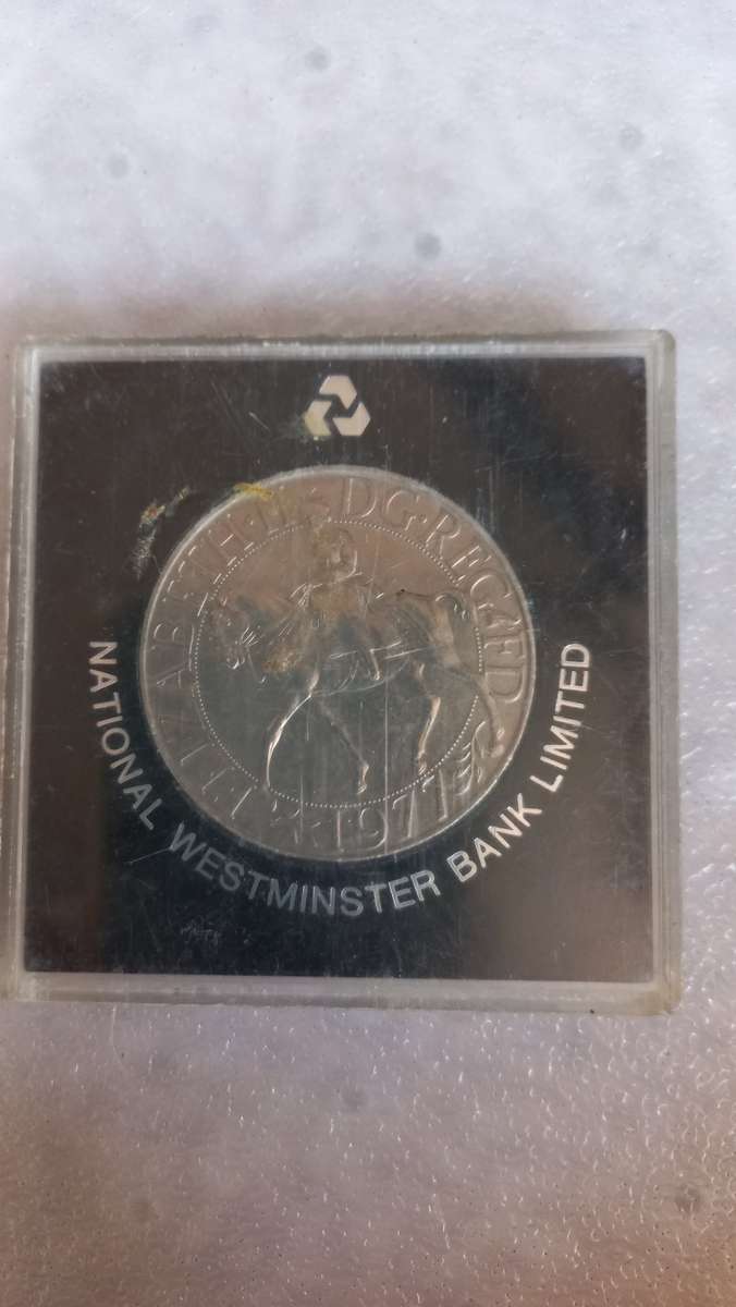 THE SCARCE ORIGINAL  ABOUT 28gram 1977 SILVER JUBILEE MEDALLION WHICH HAS SILVER CONTENTS