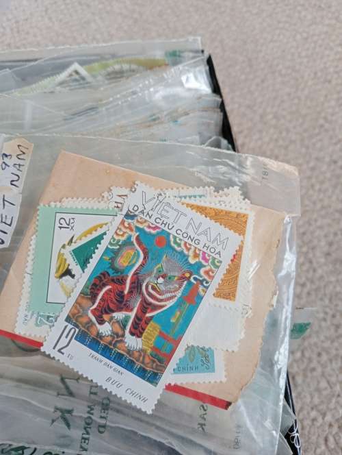 SHOE BOX STUFFED FULL OF ZIP LOCK PACKETS-A-Z CONTAINED MANY MANY 100`S