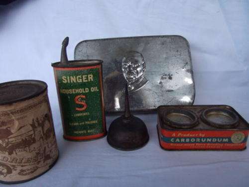 A GRAND SELECTION OF TINS - JANNIE SMUTS, SINGER, CARBORUNDUM, VINTAGE OILTIN AND SOME GENTLE KAROO