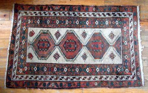 HAND KNOTTED PURE WOOL PERSIAN RUG IN GORGEOUS COLOURS  AND IN GOOD CONDITION.