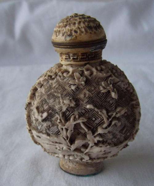 A LOVELY IVORY COLOUR CHINESE SNUFF BOTTLE