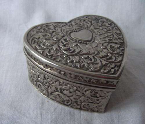 A LOVELY SOLID ORNATE SILVER PLATED TRINKET BOX