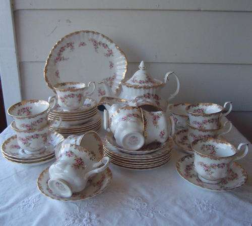 ROYAL ALBERT 42 PIECE TEASET IN IMMACULATE CONDITION - DIMITY ROSE