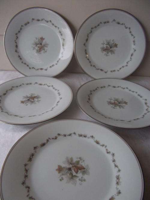 FIVE NORITAKE DINNER PLATES - WOODLEY DESIGN - FINE BONE CHINA