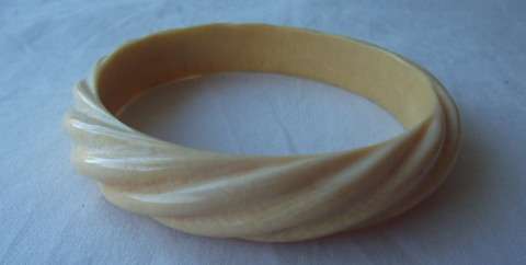 STUNNING VINTAGE IVORY BANGLE
