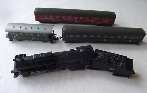 FLEISHMAN PICOLO LOCOMOTIVE AND THREE ROCO TENDERS IN THE N GAUGE - AS NEW