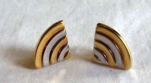 STUNNING 9 CARAT WHITE AND YELLOW GOLD STUDS - 1 CM X 1CM X 1.5 CM