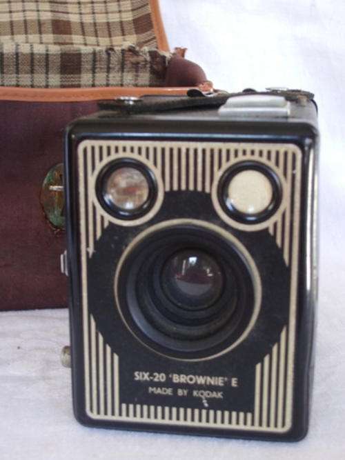 SIX 20 BROWNIE E IN A VERY GOOD CONDITION WITH ITS ORIGINAL SATCHEL