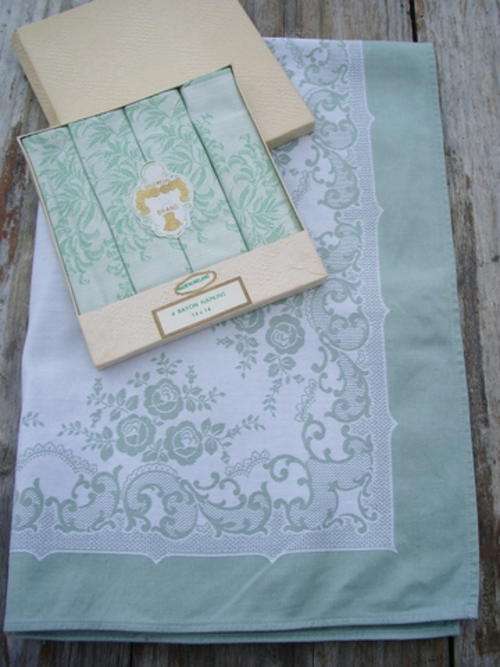 AUSTRIAN TEA TABLE CLOTH WITH FOUR BRAND NEW IRISH VINTAGE SERVIETTES