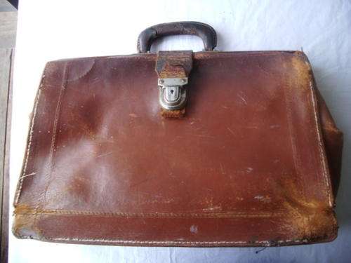 LOVELY OLD CHARACTERFUL LEATHER SATCHEL IN NEED OF A BIT OF TLC