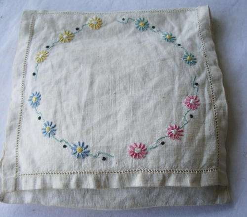 FOUR PRETTY HANDKERCHIEFS IN A BEAUTIFUL VINTAGE EMBROIDERED HANKY HOLDER