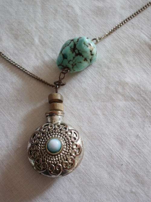 STUNNING LITTLE SILVER PLATED PERFUME BOTTLE WITH A TURQUOISE STONE ON A LONG CHAIN