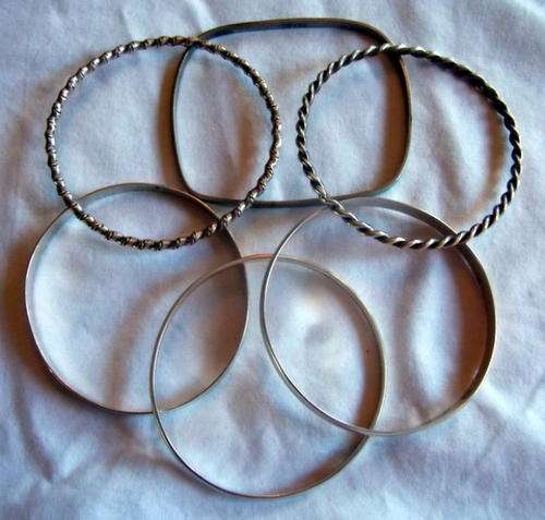 A WONDERFUL COLLECTION OF 6 STERLING SILVER BANGLES