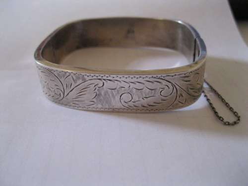 GORGEOUS STERLING SILVER CLIP BANGLE - BEAUTIFULLY ENGRAVED - NO DINGS. 6 CM X 5.5 CM