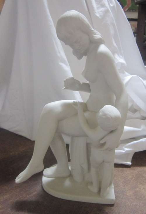 Gorgeous bisque porcelain mother and child statue. 37 cm x 20 cm
