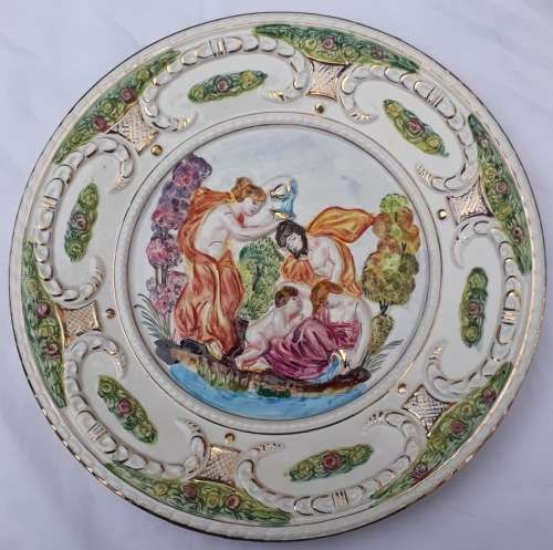 Fabulous Capodimonte plate in beautiful condition. 30 cm in diameter