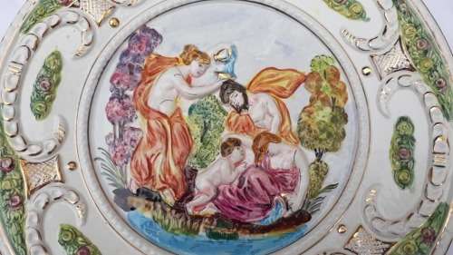 Fabulous Capodimonte plate in beautiful condition. 30 cm in diameter