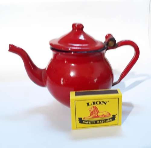 Cutest miniature red enamel kettle. Popspeel.