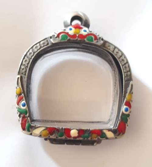 Lovely vintage memory holder pendant.