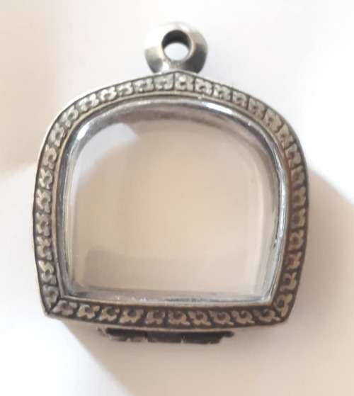 Lovely vintage memory holder pendant.