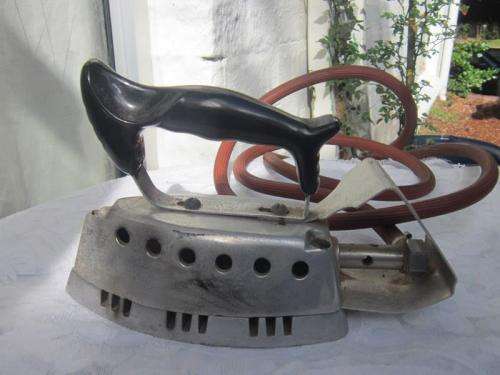 Vintage Cadac gas iron. Seems in a good condition.