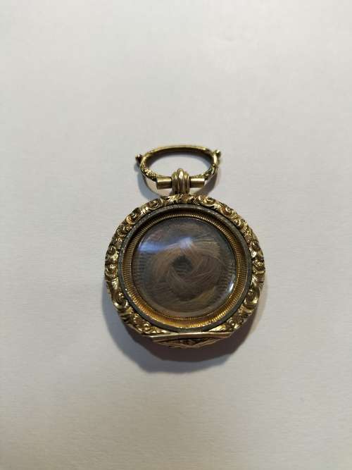 Beautiful Ornate Victorian Pinchbeck Mourning Locket behind glass in a very good condition.