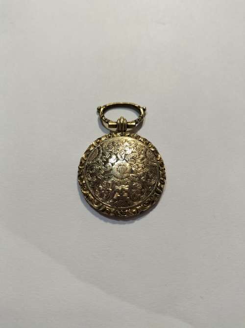 Beautiful Ornate Victorian Pinchbeck Mourning Locket behind glass in a very good condition.