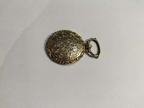 Beautiful Ornate Victorian Pinchbeck Mourning Locket behind glass in a very good condition.