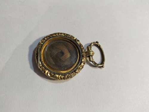 Beautiful Ornate Victorian Pinchbeck Mourning Locket behind glass in a very good condition.