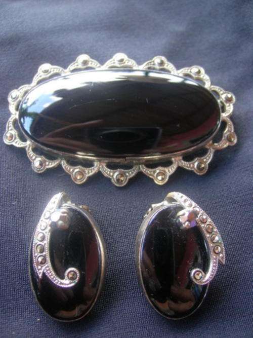 ELEGANT DECCO EARRINGS AND BROOCH SET