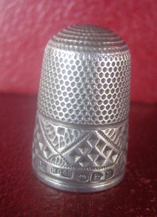 HALLMARKED SILVER THIMBLE - PRETTY PIECE - PLEASE STUDY THE PICTURES!