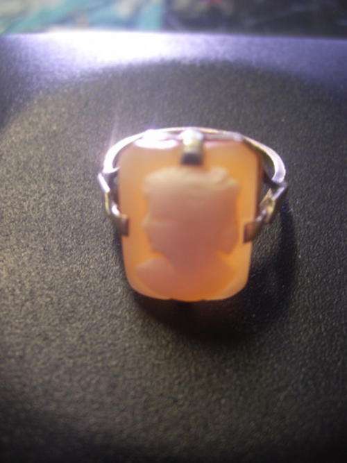 VERY OLDE 9 CARAT GOLD CAMEO RING